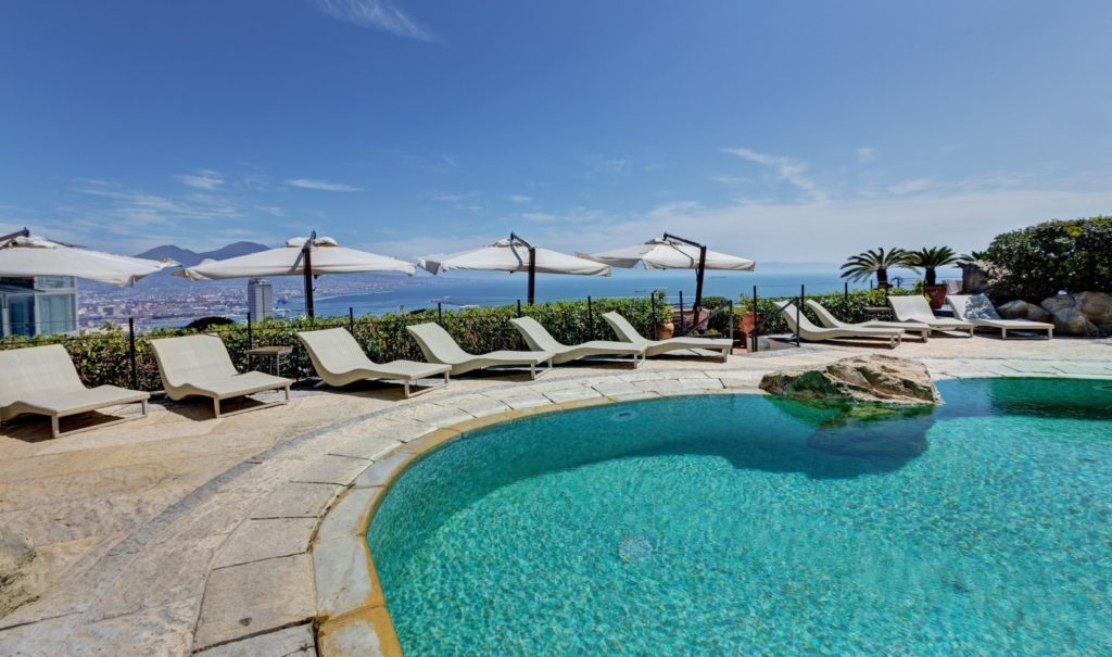 Piscina con vista panoramica Hotel San Francesco al Monte Napoli (Campania, Italia)