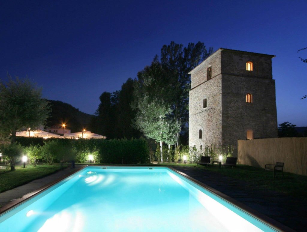 atmosfera notturna nei pressi della piscina dell'Hotel Torre Santa Flora, relais e Spa in Toscana (Arezzo)