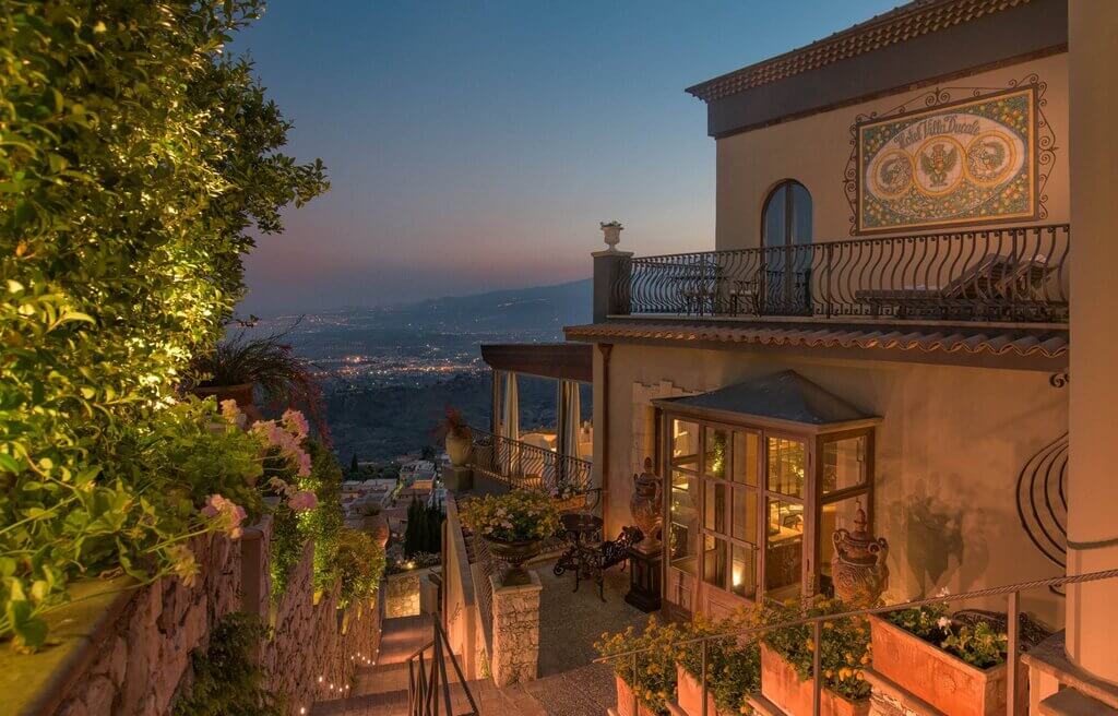 Taormina, panorama notturno da Villa Ducale